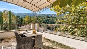 Outdoor dining - Apartment in Oppede With Heated Pool (Oppede)