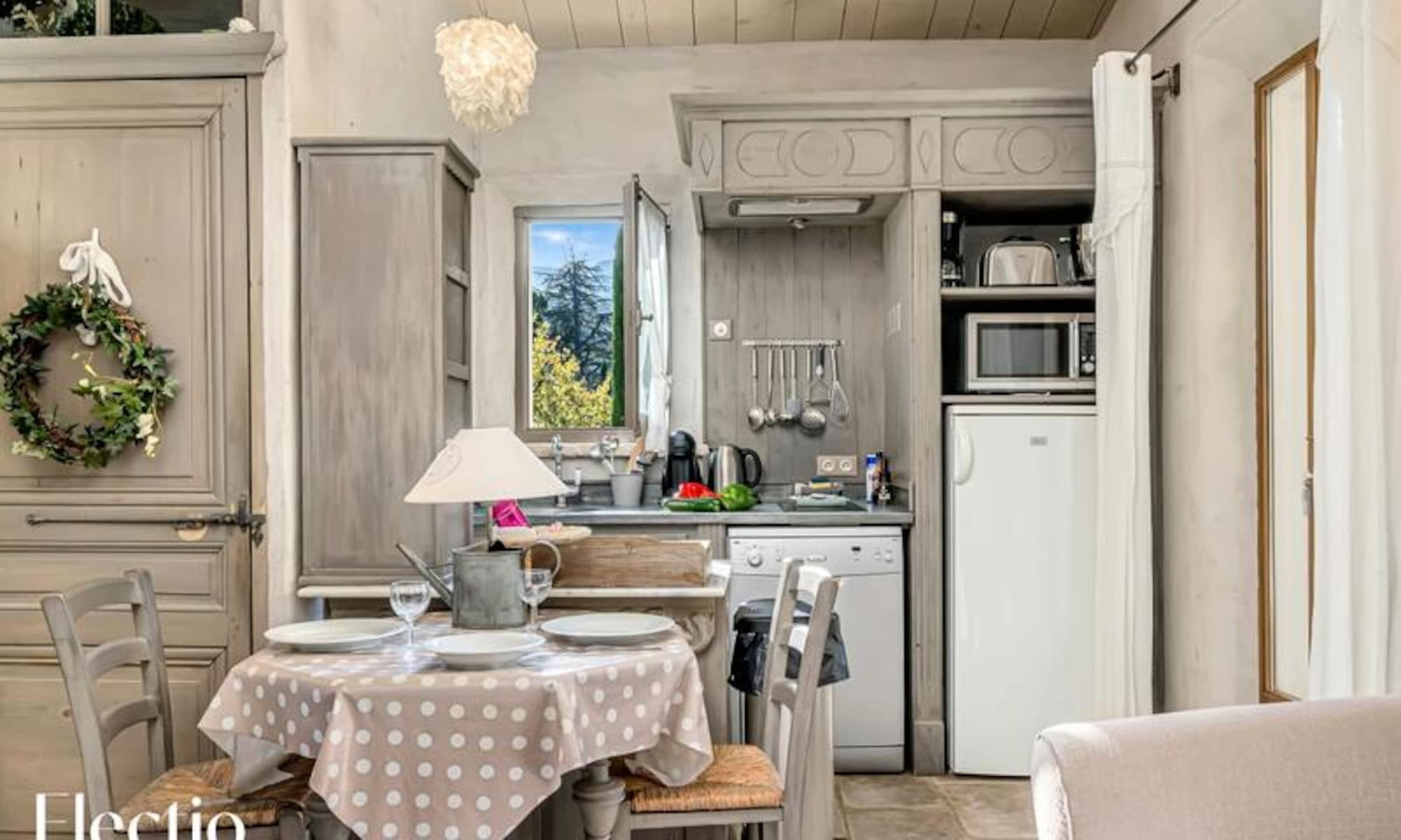 Tủ lạnh, lò vi sóng, máy rửa bát, dụng cụ pha cà phê/trà 