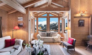 Fireplace - Family Chalet Close to the Resort Centre and Slopes (Courchevel)
