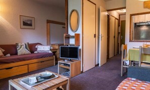 Living area - Studio With Sleeping Area in the Heart of Les Orres 1650 (Les Orres)
