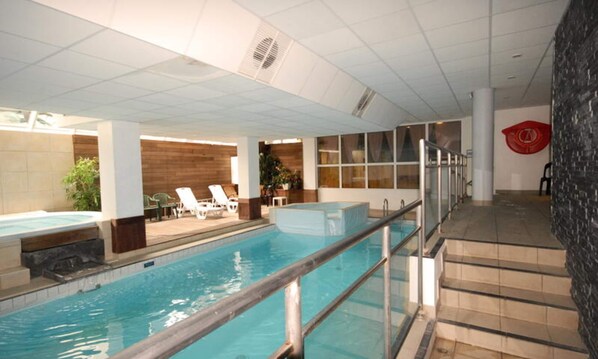 Apartment | Pool | Outdoor pool, a heated pool - Studio for 4 People (Eaux-Bonnes)