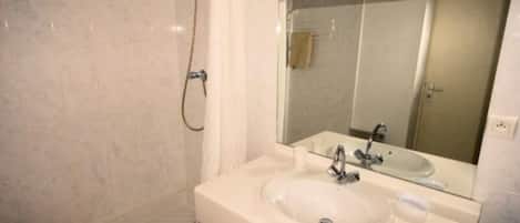 Apartment | Bathroom