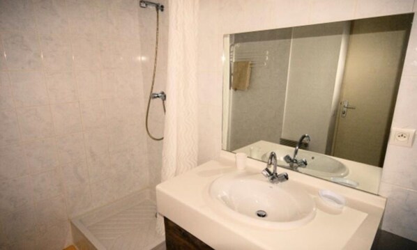 Apartment | Bathroom - Studio for 4 People (Eaux-Bonnes)