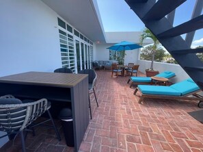 Outdoor dining - 3-Bedroom Beachside Penthouse in delightful Luquillo with AC @ Playa Azul Beach (Luquillo)
