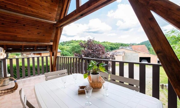 Outdoor dining - Apartment in Chapchinies With Pool Access (Peyre-en-Aubrac)