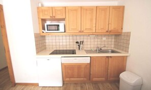 Fridge, microwave, dishwasher, coffee/tea maker - Dba107 - 1 Bedroom Apartment + Sleeping Alcove - Balcony - Sleeps 6 - 1800 Area (Puy-Saint-Vincent)