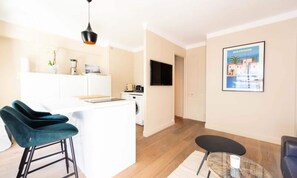 Interior - Cannes 2-room Apartment With Balcony in a Quiet Location (Cannes)