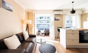 Living area - Cannes 2-room Apartment With Balcony in a Quiet Location (Cannes)