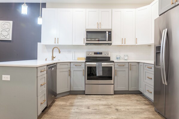 Refrigerador, microondas, horno y parrilla de estufa 