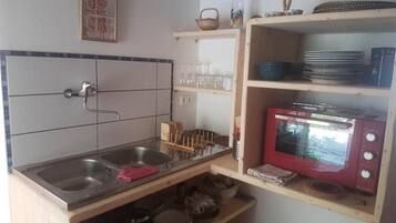 Lemari es dan peralatan masak/sendok-piring