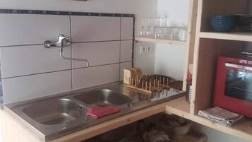 Lemari es dan peralatan masak/sendok-piring