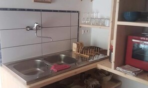 Lemari es dan peralatan masak/sendok-piring