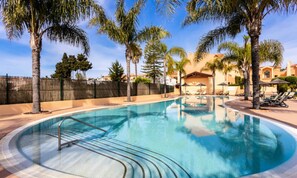 Una piscina techada, una piscina al aire libre
