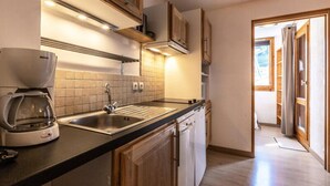 Dụng cụ pha cà phê/trà, tủ lạnh, lò vi sóng, máy rửa bát 