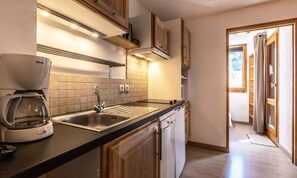 Fridge, microwave, dishwasher, coffee/tea maker - Apartment in Les Coches by Ski Slopes (La Plagne-Tarentaise)