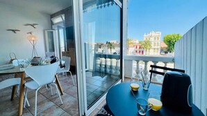 Outdoor dining - Apartment in Le Grau-du-roi by the Sea (Le Grau-Du-Roi)