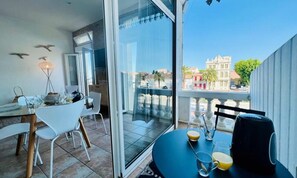 Outdoor dining - Apartment in Le Grau-du-roi by the Sea (Le Grau-Du-Roi)
