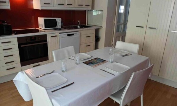 Fridge, microwave, oven, coffee/tea maker - Apartments for 2 People (Mers-les-Bains)