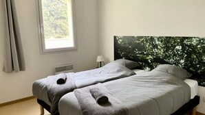 Iron/ironing board - Apartments for 5 People (Avene)
