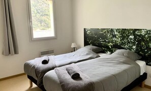 Iron/ironing board - Apartments for 5 People (Avene)
