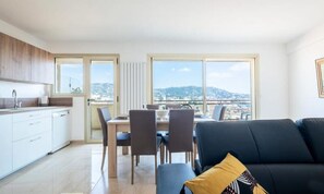 Living area - Apartment in Cannes With Bay View Terrace (Cannes)
