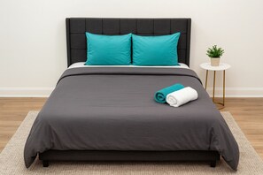 2 habitaciones, escritorio, tabla de planchar con plancha y wifi gratis 