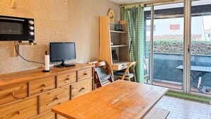 Interior - Apartment Near Beach With Pool Access (Le Grau-Du-Roi)