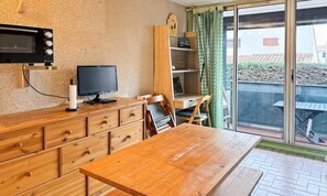Interior - Apartment Near Beach With Pool Access (Le Grau-Du-Roi)
