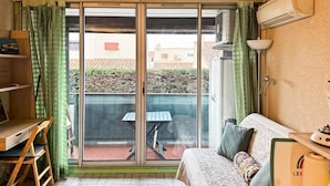 Living area - Apartment Near Beach With Pool Access (Le Grau-Du-Roi)