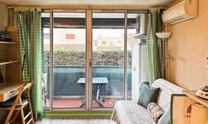 Living area - Apartment Near Beach With Pool Access (Le Grau-Du-Roi)