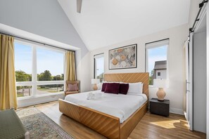 4 bedrooms, desk, iron/ironing board, WiFi