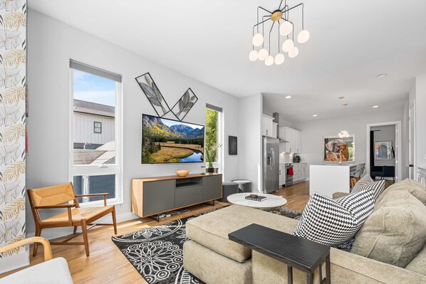 TV, offices - Stylish 4BR - Rooftop Deck Near Downtown (Nashville)
