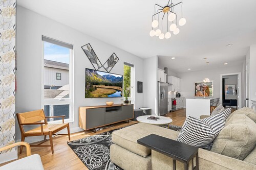 Stylish 4BR - Rooftop Deck Near Downtown