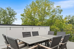 Outdoor dining - Stylish 4BR - Rooftop Deck Near Downtown (Nashville)