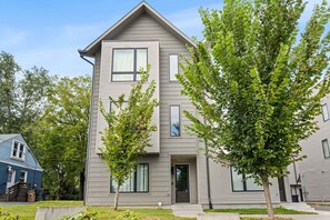 Exterior - Stylish 4BR - Rooftop Deck Near Downtown (Nashville)