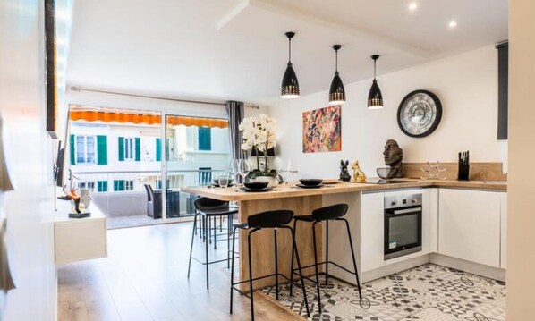 Fridge, microwave, oven, dishwasher - 2-room Apartment With Terrace, 8-minute Walk From the Center, Parking Available (Cannes)