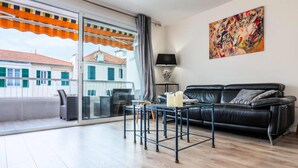 Unclassified image, 3 of 3, button - 2-room Apartment With Terrace, 8-minute Walk From the Center, Parking Available (Cannes)