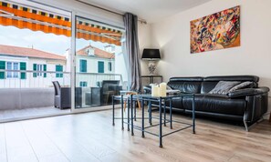 Living area - 2-room Apartment With Terrace, 8-minute Walk From the Center, Parking Available (Cannes)
