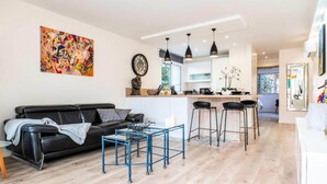 Unclassified image, 2 of 3, button - 2-room Apartment With Terrace, 8-minute Walk From the Center, Parking Available (Cannes)
