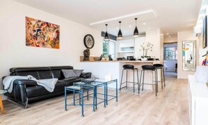 Interior - 2-room Apartment With Terrace, 8-minute Walk From the Center, Parking Available (Cannes)
