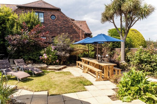 Spacious Seaside Home in Peaceful Coastal Setting - 5 Minutes Walk to the Beach