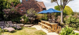 Spacious Seaside Home in Peaceful Coastal Setting - 5 Minutes Walk to the Beach