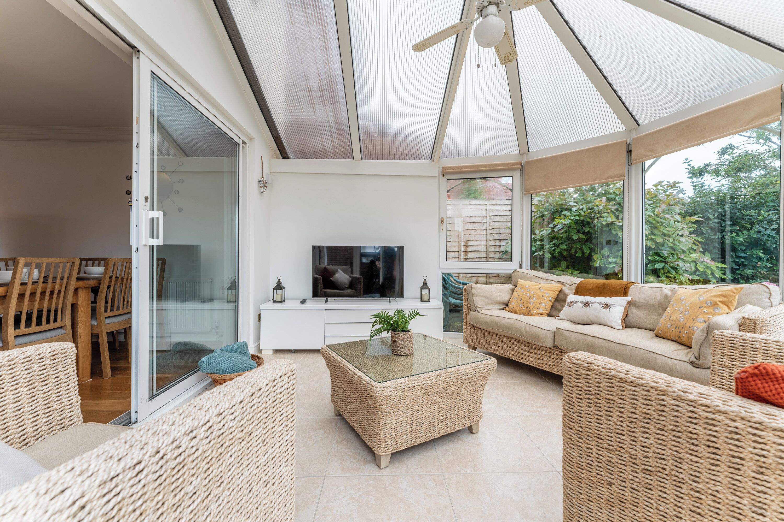 Smart-TV, Kamin, Bücher