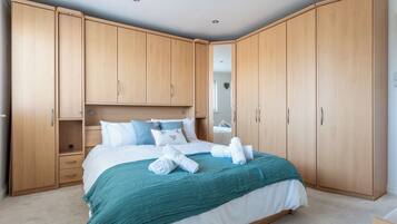 6 bedrooms, iron/ironing board, travel cot, free WiFi