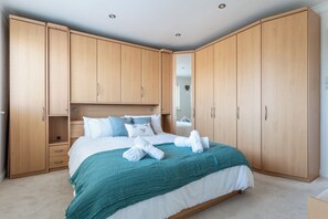 6 bedrooms, iron/ironing board, travel cot, free WiFi