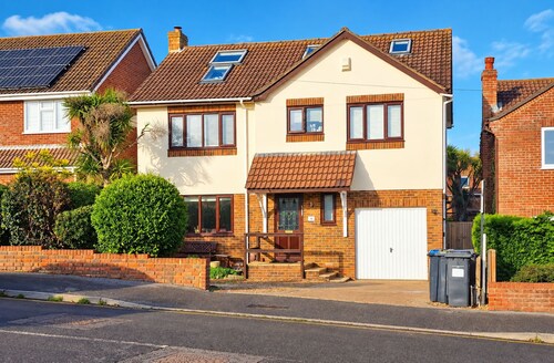 Spacious Seaside Home in Peaceful Coastal Setting - 5 Minutes Walk to the Beach