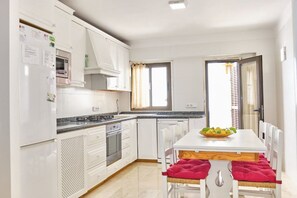 ثلاجة، ميكروويف، فرن، غسالة أطباق