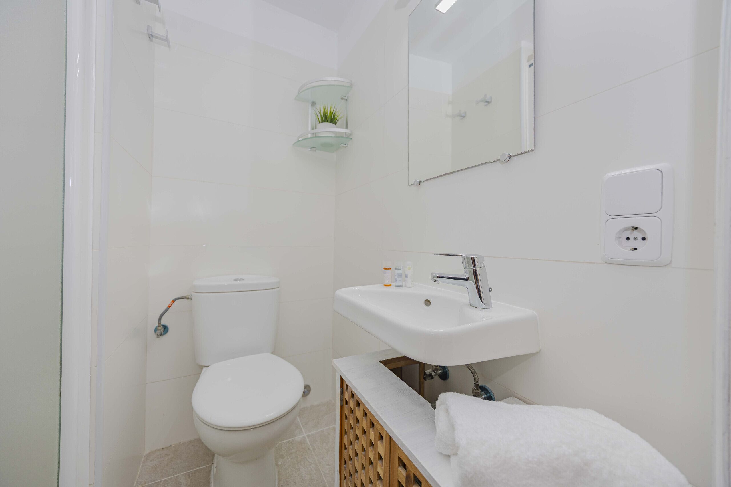Douche, sèche-cheveux, bidet, serviettes fournies
