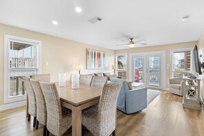 Interior - When Pigs Fly Beach House (Gulf Shores)