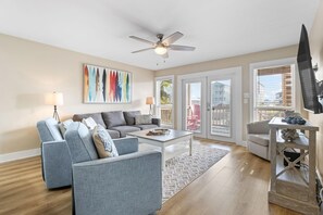 Living area - When Pigs Fly Beach House (Gulf Shores)